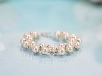 Браслет, жемчуг и стразы